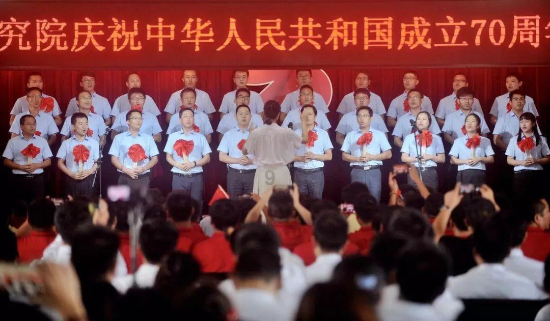 双人跨栏赛跑